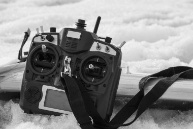 Denetim için ellerinde quadrocopter insansız hava aracı