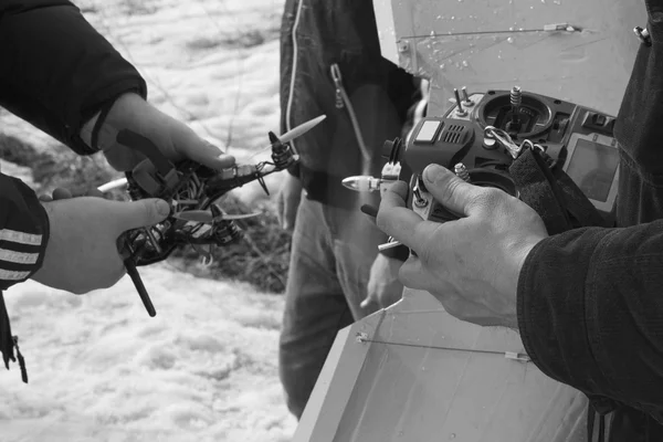 Quadrocopter pilóta nélküli légi jármű a kezükben-vezérlés — Stock Fotó