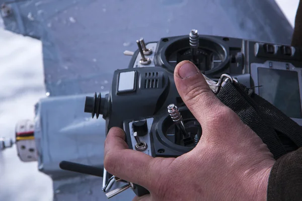 Controle para quadrocopter veículo aéreo não tripulado em suas mãos — Fotografia de Stock