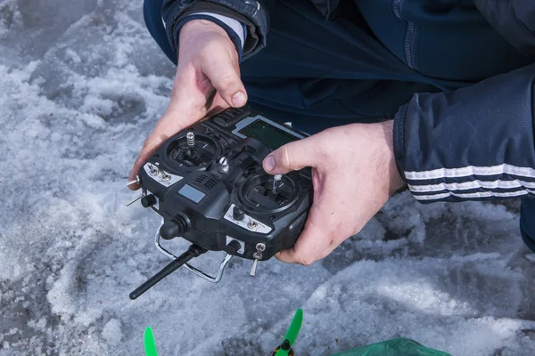 Steuerung für unbemannte Quadrocopter-Flugzeuge in ihren Händen — Stockfoto