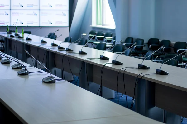 mikrofonlar ve prezetatsy göstermek için büyük ekran ile konferans salonu