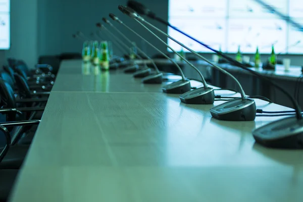 Conference room with microphones and large screens to show the prezetatsy — Stock Photo, Image