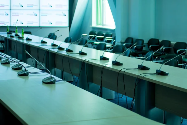 mikrofonlar ve prezetatsy göstermek için büyük ekran ile konferans salonu