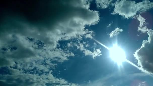 Witte wolken drijven op een heldere blauwe hemel op windenergie — Stockvideo
