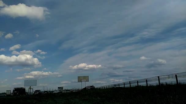 白いバンの山と純粋な夏空の背景に道路上の速度で走行 — ストック動画