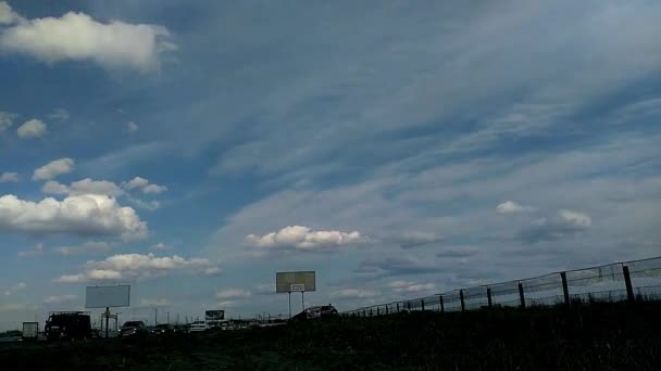 Van branca viajando a velocidade nas estradas contra o pano de fundo das montanhas e céu de verão puro — Vídeo de Stock