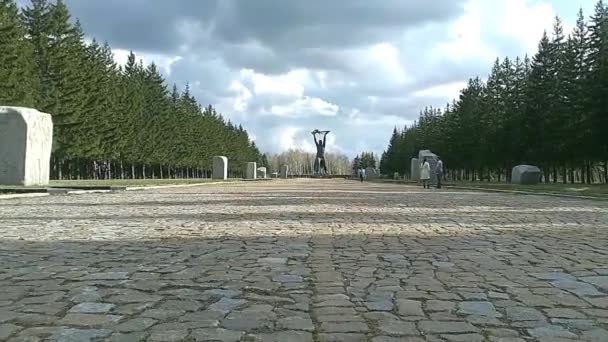 Monumento a la Guerra Segunda Guerra Mundial en el parque — Vídeos de Stock