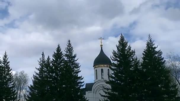 Taymlaps Iglesia ortodoxa en la marca, nubes gruesas en el cielo azul. movimiento de cámara — Vídeo de stock