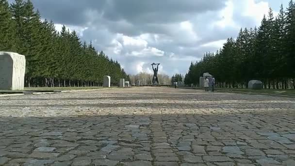 Wojny pomnik Ii wojny światowej w parku — Wideo stockowe