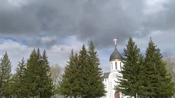 Taymlaps Iglesia ortodoxa en la marca, nubes gruesas en el cielo azul. movimiento de cámara — Vídeo de stock