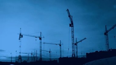 açık havada Vinçler bir inşaatta çalışan bir sürü konut