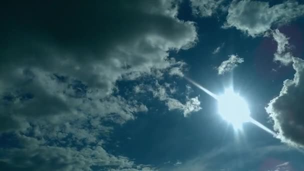 Λευκά σύννεφα επιπλέουν σε ένα φωτεινό μπλε ουρανό στην αιολική ενέργεια — Αρχείο Βίντεο