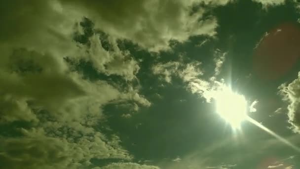 Nubes blancas flotan en un cielo azul brillante con energía eólica — Vídeos de Stock