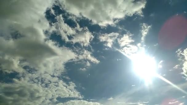 Witte wolken drijven op een heldere blauwe hemel op windenergie — Stockvideo