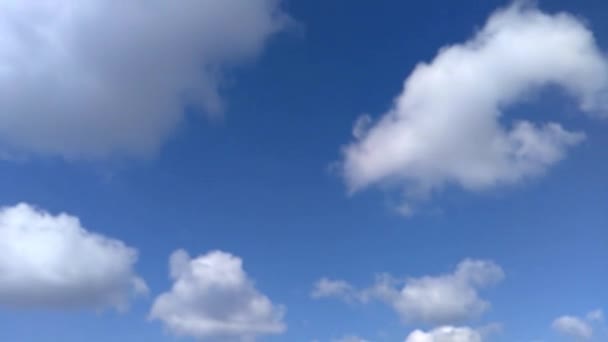 Witte wolken drijven op een heldere blauwe hemel op windenergie — Stockvideo