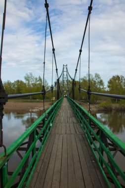eski ahşap uzun kolye köprüyü akışta doğa, dikey fotoğraf