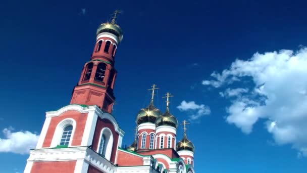 Atemberaubend schöne Kirche aus rotem Backstein mit goldenen Kuppeln vor dem strahlend blauen Himmel. Zeitraffer — Stockvideo