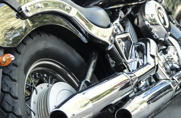 Motosiklet motoru fazla krom