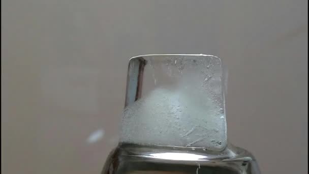 Временный период таяния кубика льда — стоковое видео