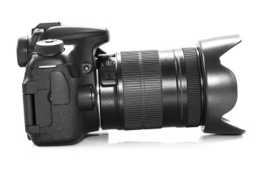 Beyaz bir arka plan üzerinde izole Dslr fotoğraf makinesi.