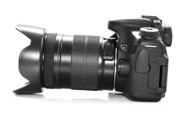 Beyaz bir arka plan üzerinde izole Dslr fotoğraf makinesi.