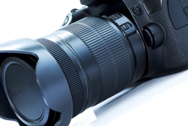 Beyaz bir arka plan üzerinde izole Dslr fotoğraf makinesi.