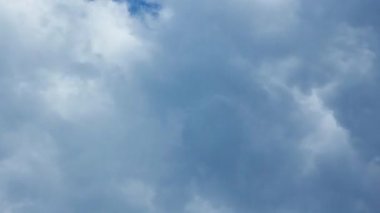 Parlak mavi gökyüzü Rüzgar enerjisi üzerinde beyaz bulutlar float