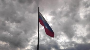 Rusya 'nın ulusal bayrağı rüzgarda sallanıyor. Yavaş çekim