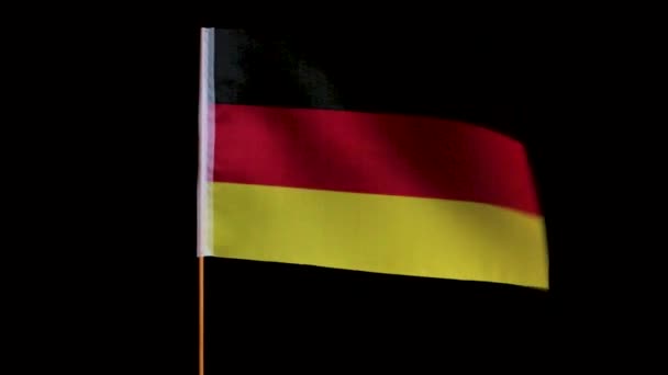 Le drapeau national de l'Allemagne dans le vent, sur un fond noir — Video