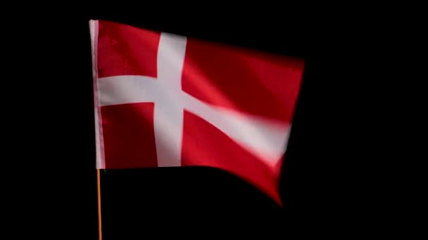 Flaga narodowa Danii na wietrze, na czarnym tle — Wideo stockowe