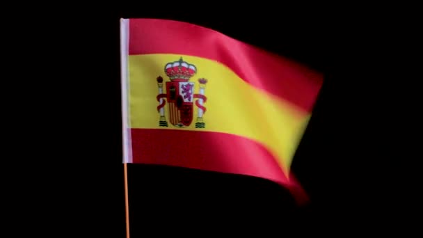 Национальный флаг Испании трепещет на ветру, на черном фоне — стоковое видео