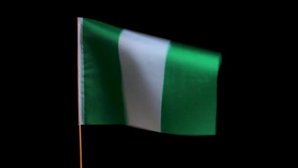 Die Nationalflagge Nigerias im Wind, auf schwarzem Hintergrund — Stockvideo