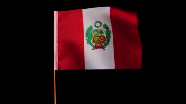 Nationell flagga Peru i vinden, på en svart bakgrund — Stockvideo