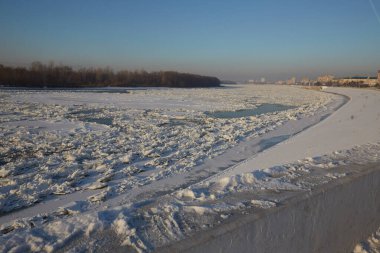 Kış akşamları Omsk 'taki Irtysh nehrinin seti. Donmuş nehir. Rusya.