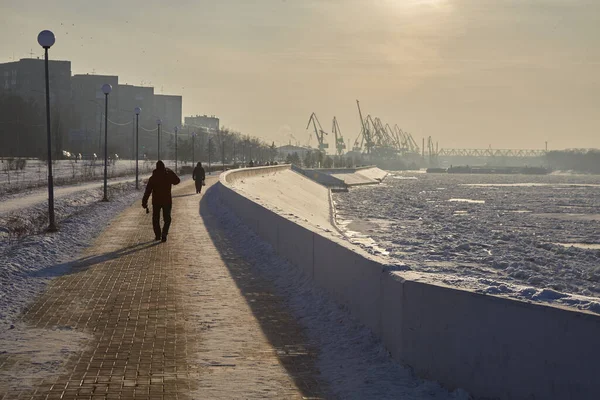 Embankment Rivière Irtysh Omsk Hiver Dans Soirée Rivière Gelée Russie — Photo