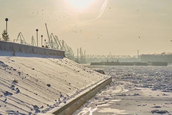 Embankment de la rivière Irtysh à Omsk en hiver, dans la soirée. Russie. — Photo