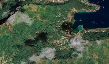 Bora Bora tatil beldesi adasının kıyı manzarası turkuaz su ve kumlu plajlardan kuş bakışı manzaralı.