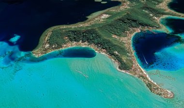 Bora Bora tatil beldesi adasının kıyı manzarası turkuaz su ve kumlu plajlardan kuş bakışı manzaralı.