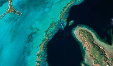 Bora Bora tatil beldesi adasının kıyı manzarası turkuaz su ve kumlu plajlardan kuş bakışı manzaralı.