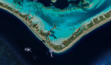 Bora Bora tatil beldesi adasının kıyı manzarası turkuaz su ve kumlu plajlardan kuş bakışı manzaralı.