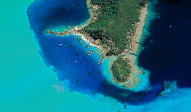 Bora Bora tatil beldesi adasının kıyı manzarası turkuaz su ve kumlu plajlardan kuş bakışı manzaralı.