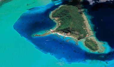 Bora Bora tatil beldesi adasının kıyı manzarası turkuaz su ve kumlu plajlardan kuş bakışı manzaralı.