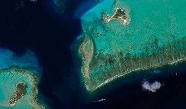 Bora Bora tatil beldesi adasının kıyı manzarası turkuaz su ve kumlu plajlardan kuş bakışı manzaralı.