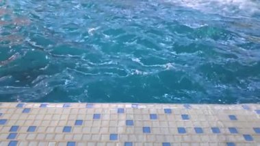 Su parkında temiz su dalgaları. yavaş çekim