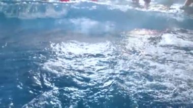 Su parkında temiz su dalgaları. yavaş çekim