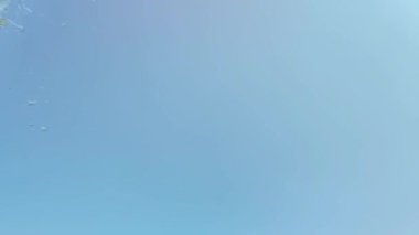 Mavi arka planda bir su sıçramasının yavaş hareketi