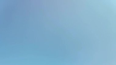 Mavi arka planda bir su sıçramasının yavaş hareketi