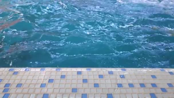 Valuri curate de apă în parcul acvatic. mișcare lentă — Videoclip de stoc