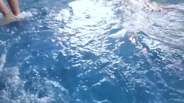 Κύματα καθαρού νερού στο υδάτινο πάρκο. αργή κίνηση — Αρχείο Βίντεο
