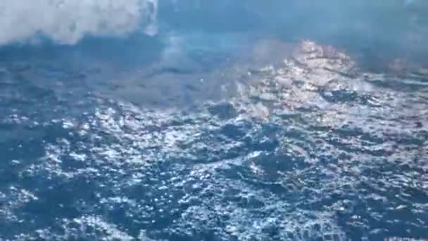 Olas de agua limpia en el parque acuático. cámara lenta — Vídeo de stock